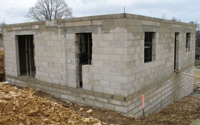 Illustration - Artisan qui ne finit pas les travaux : vos recours légaux